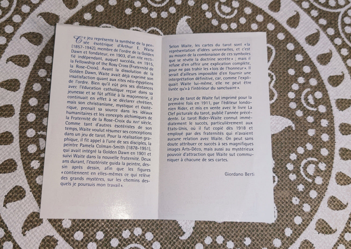 Universal tarot 2002 - Lo Scarabeo-gift-divination-cartomancy-clairvoyance-fortune telling- tarot deck-esotericism-divinatory guidance