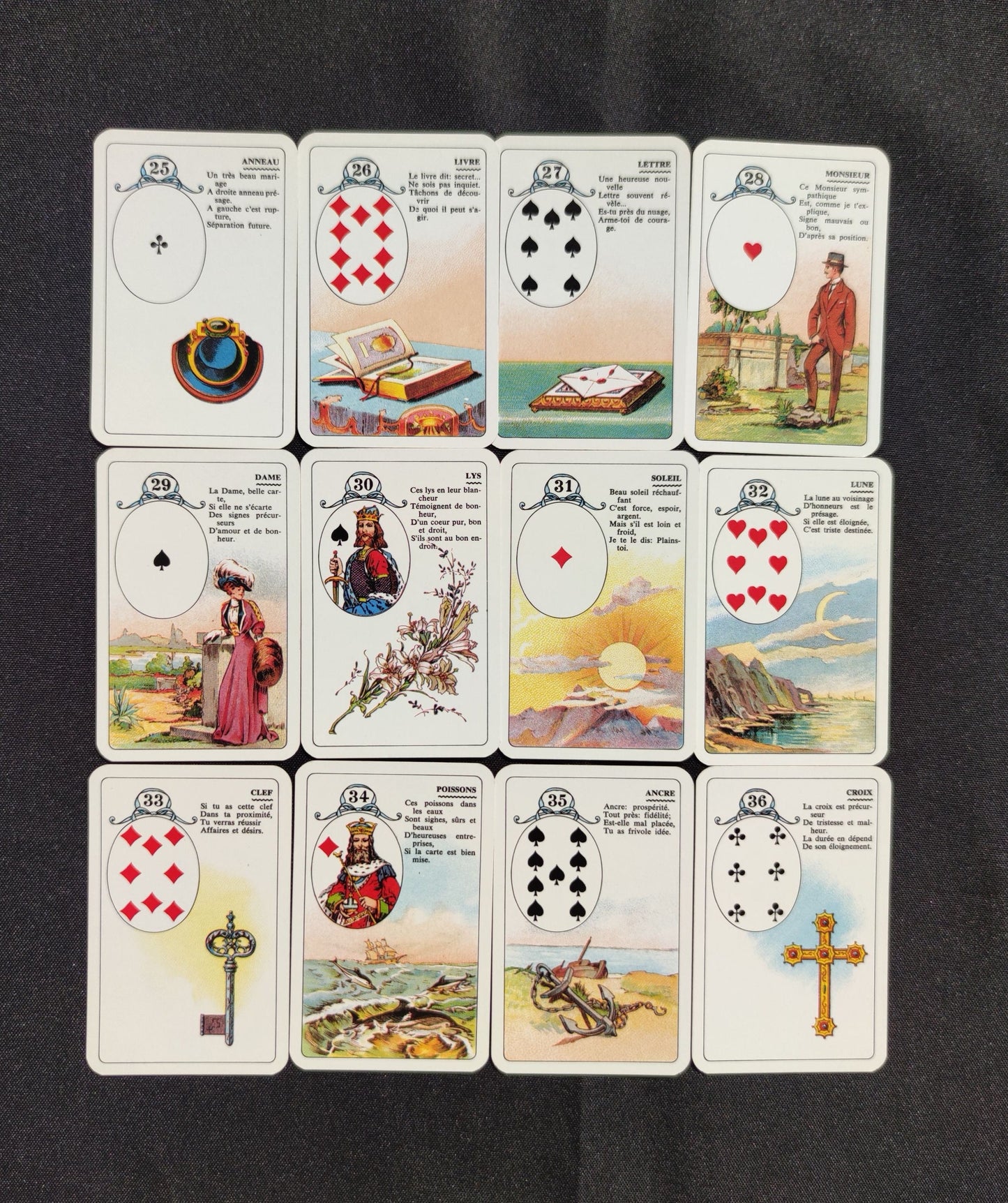 Petit Lenormand 1960/1970.La version la plus populaire du jeu de Mlle Lenormand est la version éditée par l'éditeur belge
"Carta Mundi" et qui comporte un
ensemble de cartes avec une
représentation picturale et un cours texte
décrivant la carte.