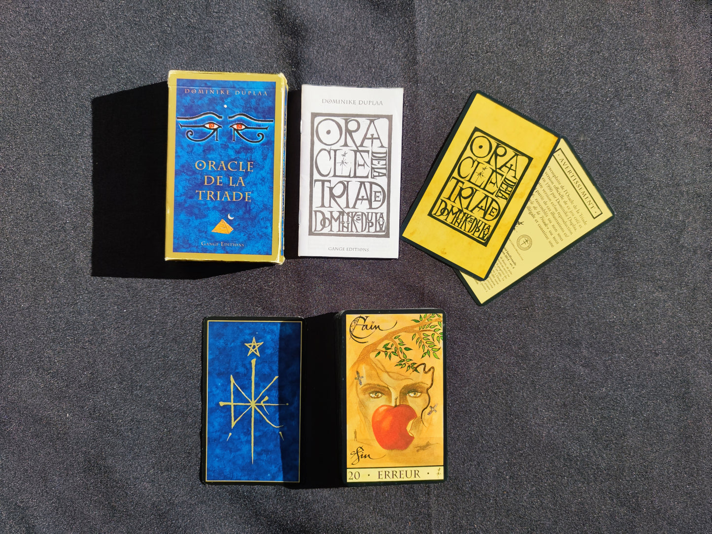 Cet Oracle a été créé par Dominique Duplaa "Éditions du Gange."
Ce jeu divinatoire n'est plus édité dans ce format.L’Oracle de la Triade est un jeu s’inspirant de la symbolique de philosophies et religions diverses : christianisme, judaïsme, astrologie, numérologie, alchimie, franc-maçonnerie, mythologies, kabbale, et aussi l’antiquité, l’Égypte ancienne, les traités de magie, la psychologie etc. Selon, l’auteur, ce jeu permet de cerner les problèmes matériels propres à notre dimension terrestre.