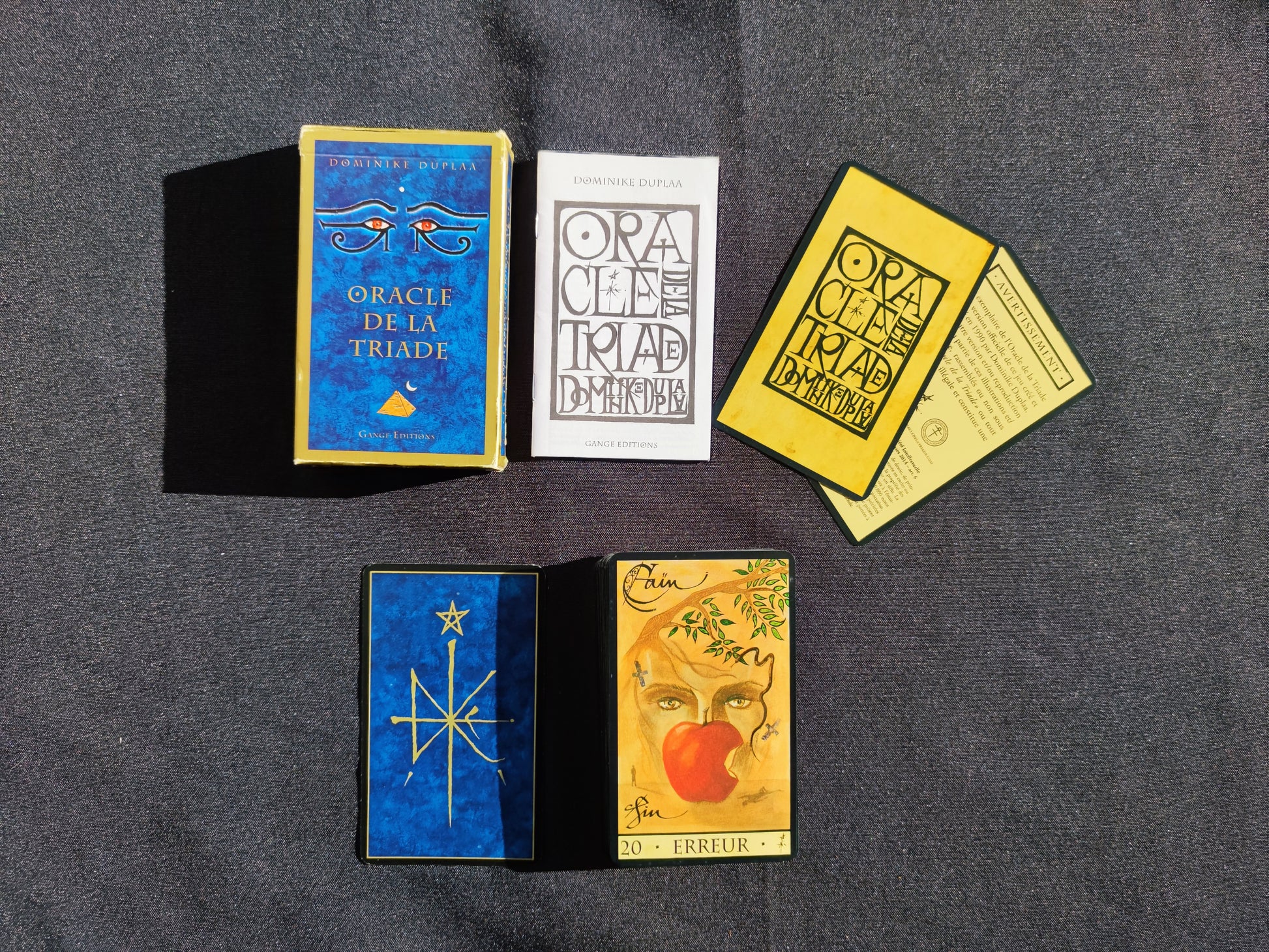 Cet Oracle a été créé par Dominique Duplaa "Éditions du Gange."
Ce jeu divinatoire n'est plus édité dans ce format.L’Oracle de la Triade est un jeu s’inspirant de la symbolique de philosophies et religions diverses : christianisme, judaïsme, astrologie, numérologie, alchimie, franc-maçonnerie, mythologies, kabbale, et aussi l’antiquité, l’Égypte ancienne, les traités de magie, la psychologie etc. Selon, l’auteur, ce jeu permet de cerner les problèmes matériels propres à notre dimension terrestre.