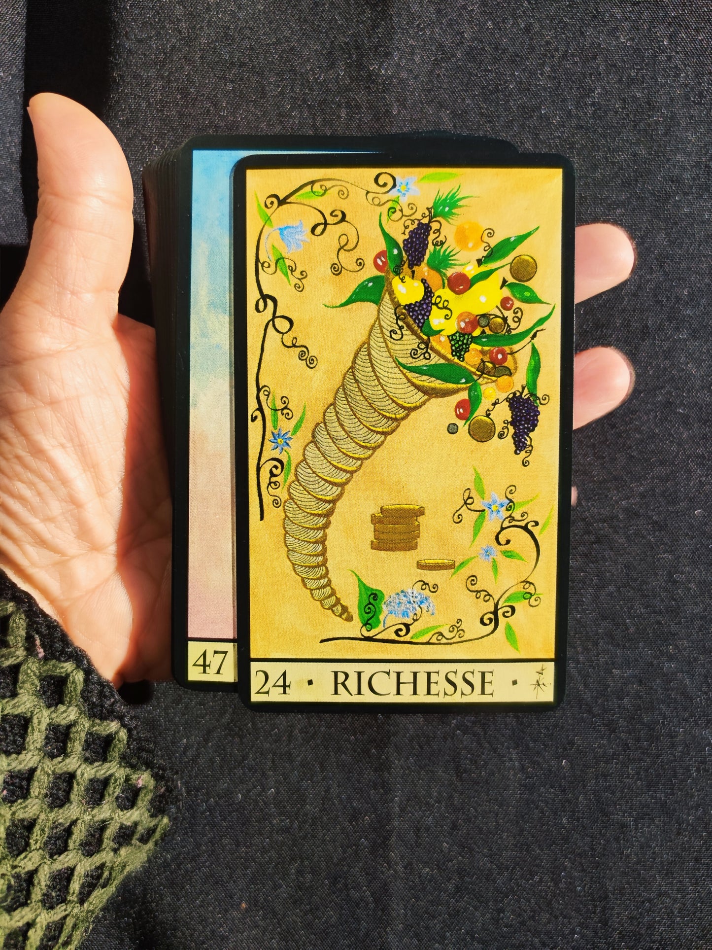 Cet Oracle a été créé par Dominique Duplaa "Éditions du Gange."
Ce jeu divinatoire n'est plus édité dans ce format.L’Oracle de la Triade est un jeu s’inspirant de la symbolique de philosophies et religions diverses : christianisme, judaïsme, astrologie, numérologie, alchimie, franc-maçonnerie, mythologies, kabbale, et aussi l’antiquité, l’Égypte ancienne, les traités de magie, la psychologie etc. Selon, l’auteur, ce jeu permet de cerner les problèmes matériels propres à notre dimension terrestre.