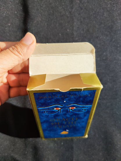 Cet Oracle a été créé par Dominique Duplaa "Éditions du Gange."
Ce jeu divinatoire n'est plus édité dans ce format.L’Oracle de la Triade est un jeu s’inspirant de la symbolique de philosophies et religions diverses : christianisme, judaïsme, astrologie, numérologie, alchimie, franc-maçonnerie, mythologies, kabbale, et aussi l’antiquité, l’Égypte ancienne, les traités de magie, la psychologie etc. Selon, l’auteur, ce jeu permet de cerner les problèmes matériels propres à notre dimension terrestre.