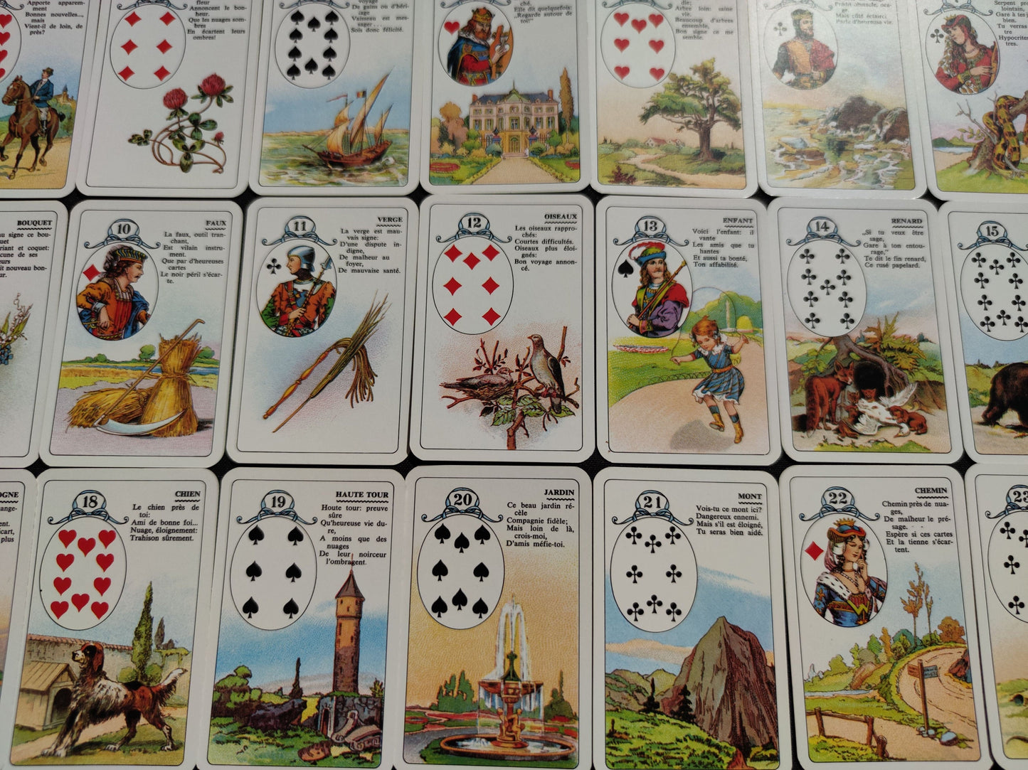 Petit Lenormand 1960/1970.La version la plus populaire du jeu de Mlle Lenormand est la version éditée par l'éditeur belge
"Carta Mundi" et qui comporte un
ensemble de cartes avec une
représentation picturale et un cours texte
décrivant la carte.