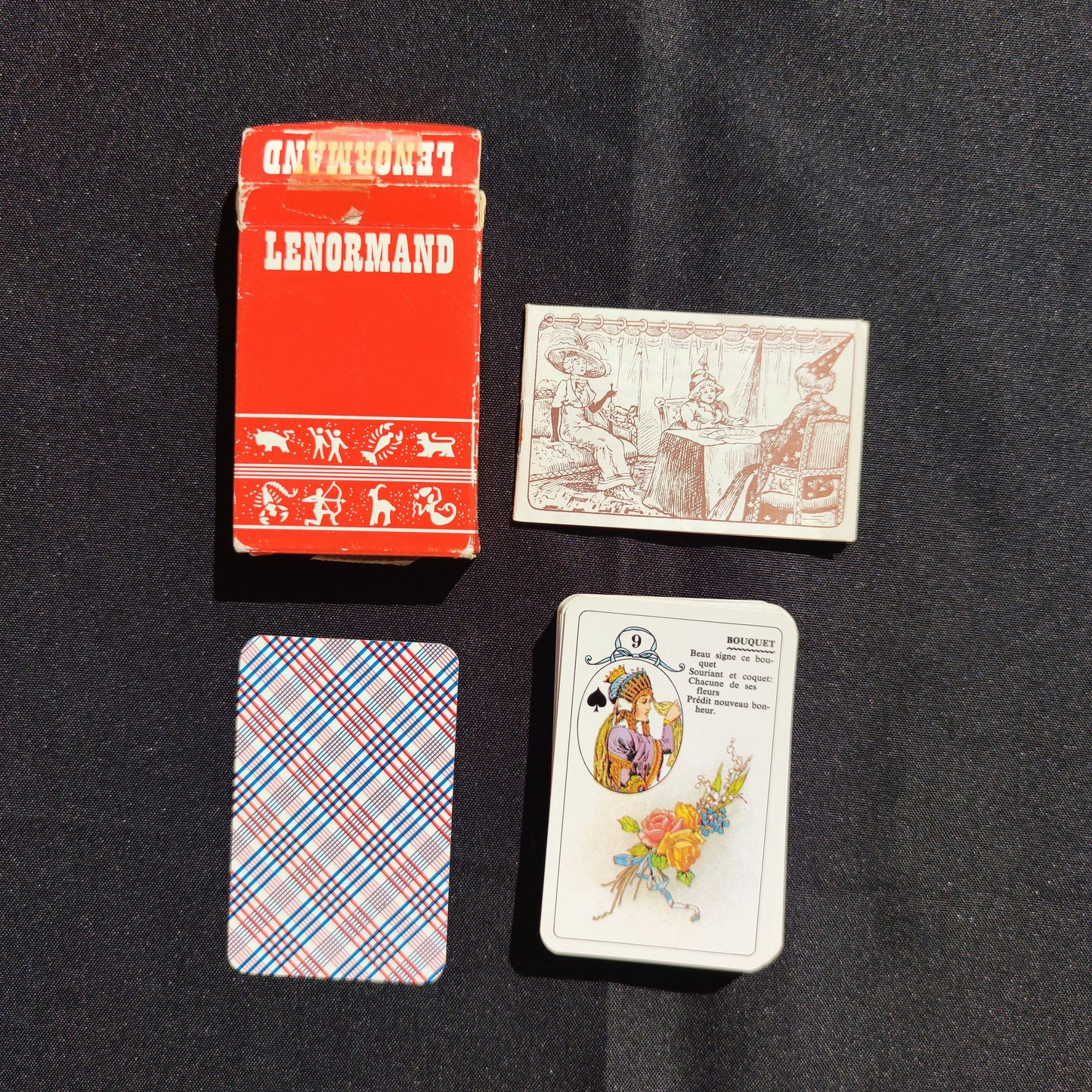 Petit Lenormand 1960/1970.La version la plus populaire du jeu de Mlle Lenormand est la version éditée par l'éditeur belge
"Carta Mundi" et qui comporte un
ensemble de cartes avec une
représentation picturale et un cours texte
décrivant la carte