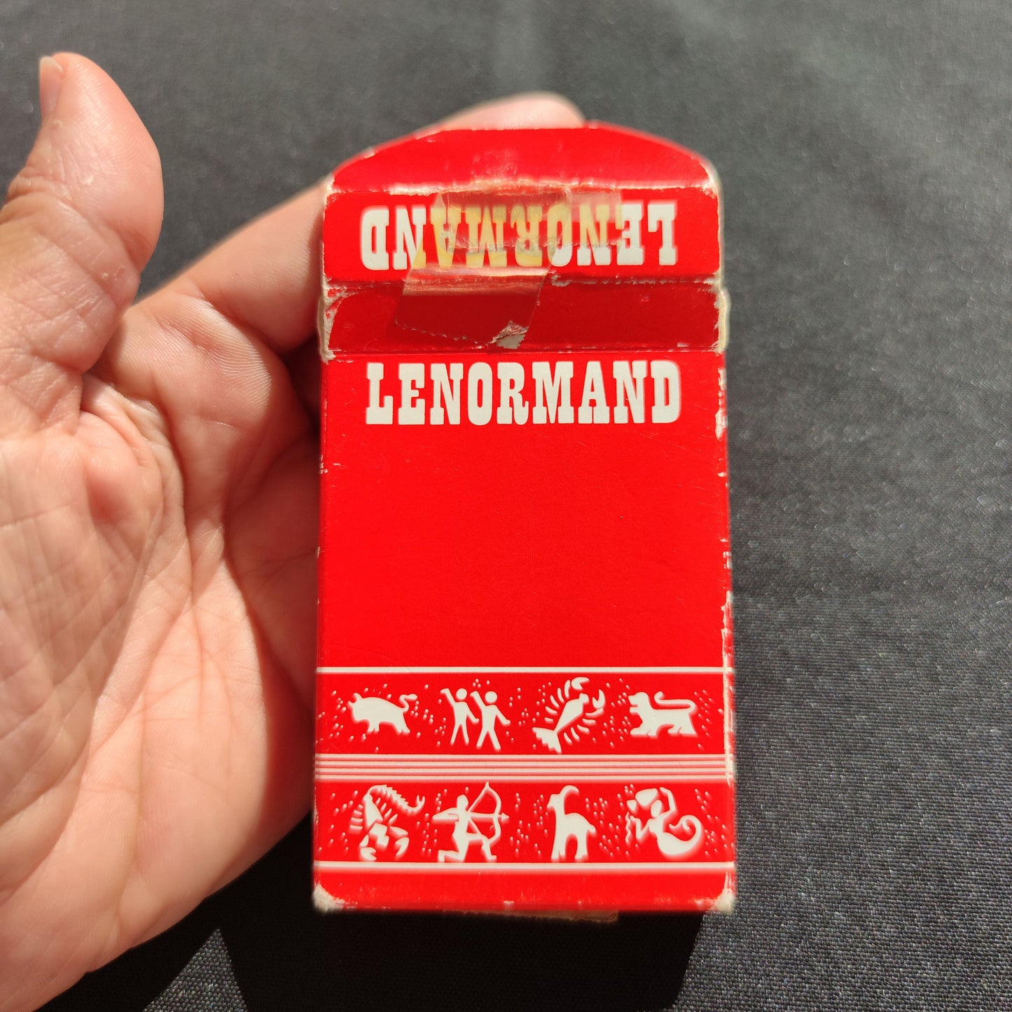 Petit Lenormand 1960/1970.La version la plus populaire du jeu de Mlle Lenormand est la version éditée par l'éditeur belge
"Carta Mundi" et qui comporte un
ensemble de cartes avec une
représentation picturale et un cours texte
décrivant la carte.