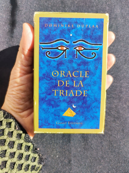 Cet Oracle a été créé par Dominique Duplaa "Éditions du Gange."
Ce jeu divinatoire n'est plus édité dans ce format.L’Oracle de la Triade est un jeu s’inspirant de la symbolique de philosophies et religions diverses : christianisme, judaïsme, astrologie, numérologie, alchimie, franc-maçonnerie, mythologies, kabbale, et aussi l’antiquité, l’Égypte ancienne, les traités de magie, la psychologie etc. Selon, l’auteur, ce jeu permet de cerner les problèmes matériels propres à notre dimension terrestre.