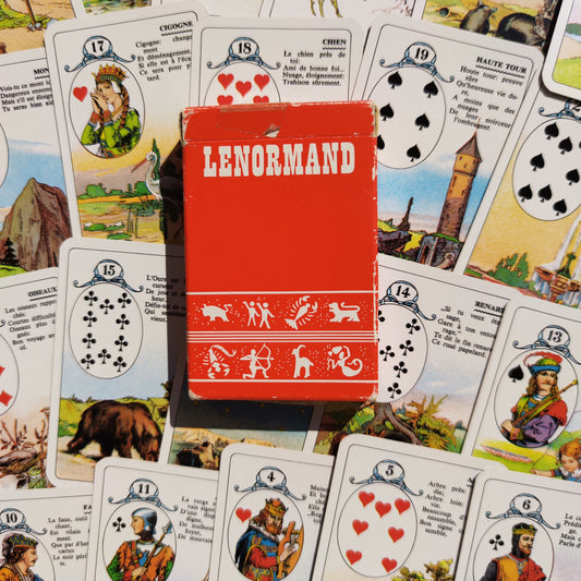Petit Lenormand 1960/1970.La version la plus populaire du jeu de Mlle Lenormand est la version éditée par l'éditeur belge
"Carta Mundi" et qui comporte un
ensemble de cartes avec une
représentation picturale et un cours texte
décrivant la carte