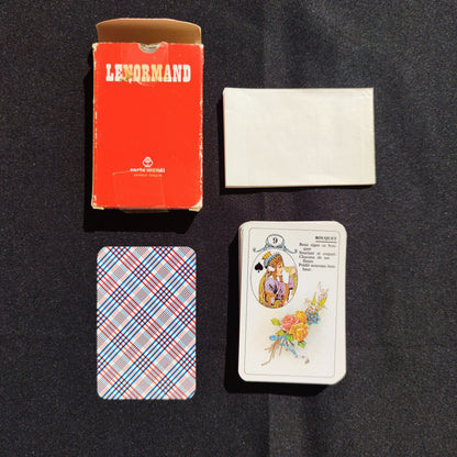 Petit Lenormand 1960/1970.La version la plus populaire du jeu de Mlle Lenormand est la version éditée par l'éditeur belge
"Carta Mundi" et qui comporte un
ensemble de cartes avec une
représentation picturale et un cours texte
décrivant la carte