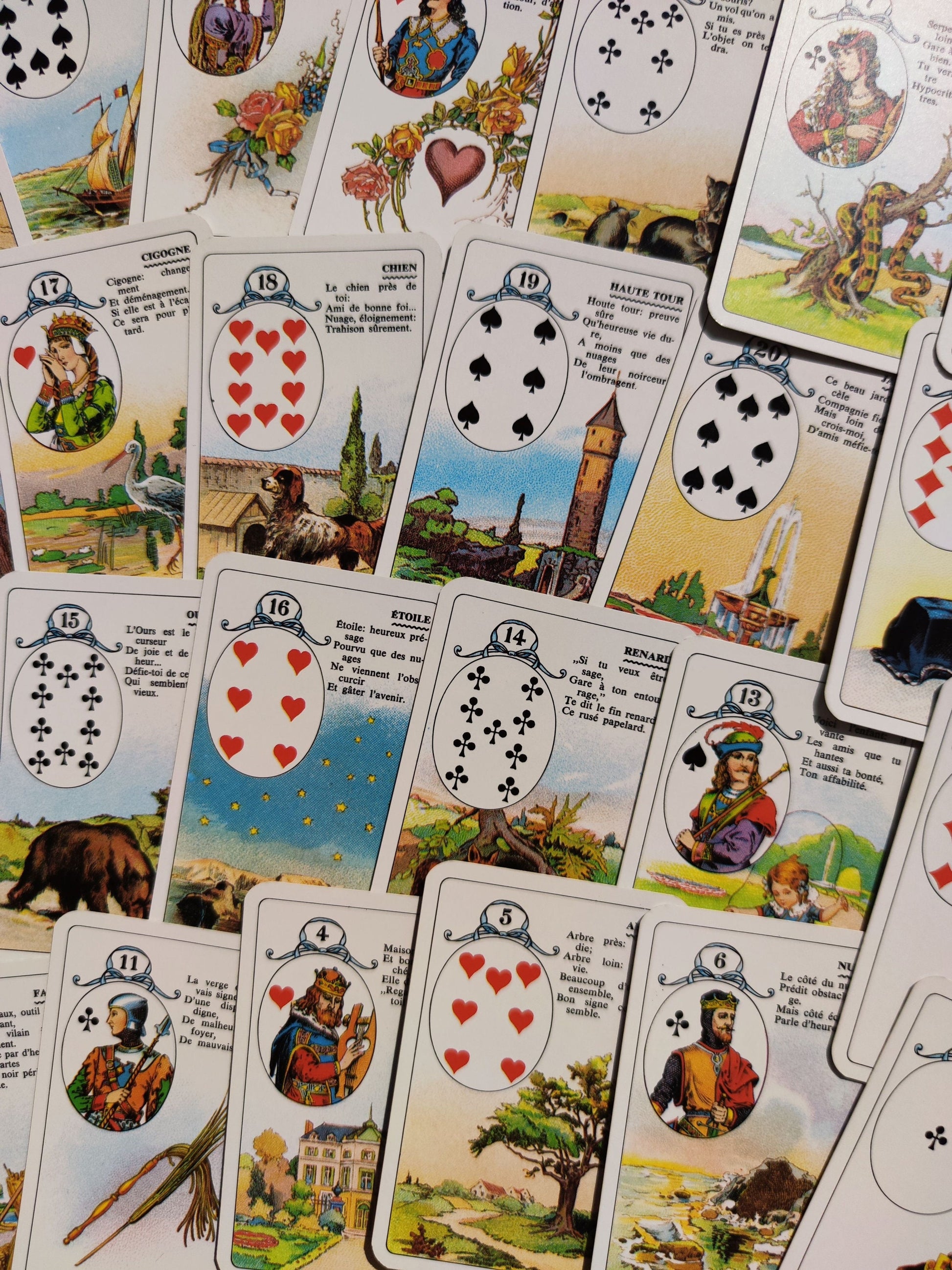 Petit Lenormand 1960/1970.La version la plus populaire du jeu de Mlle Lenormand est la version éditée par l'éditeur belge
"Carta Mundi" et qui comporte un
ensemble de cartes avec une
représentation picturale et un cours texte
décrivant la carte