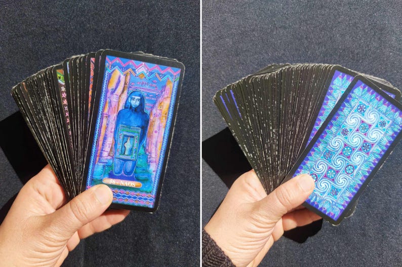 Cartes de l'Oracle Égyptien étalées en éventail, illustrant la richesse des symboles égyptiens.