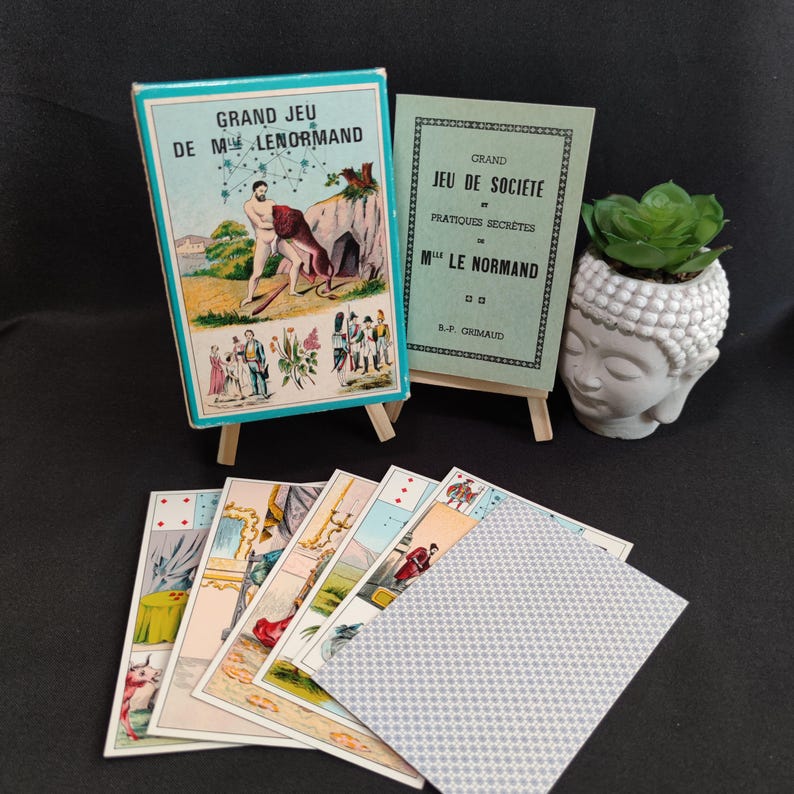 Grand Jeu de Mademoiselle Le Normand de 1977 avec sa boîte BP Grimaud, son livret original et plusieurs cartes étalées.