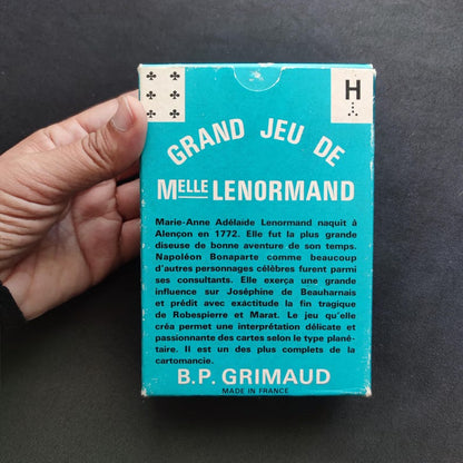 Vue rapprochée du dos de la boîte d’origine du Grand Jeu de Mademoiselle Le Normand.