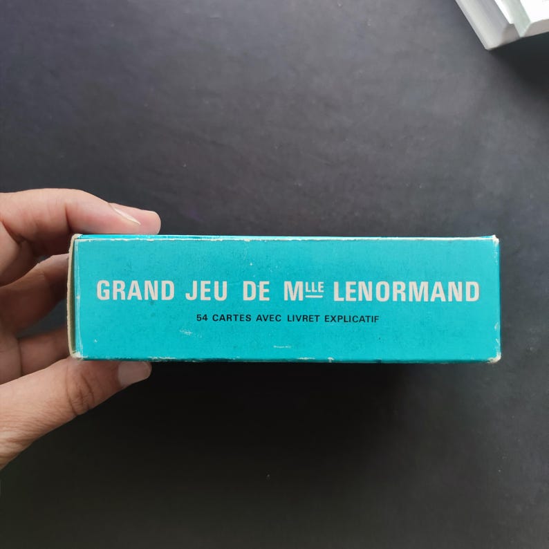 Vue du premier côté de la boîte d’origine du Grand Jeu de Mademoiselle Le Normand de 1977.
