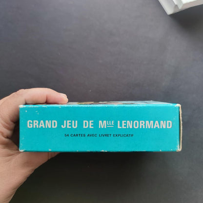 Vue de l’autre côté de la boîte d’origine du Grand Jeu de Mademoiselle Le Normand de 1977.
