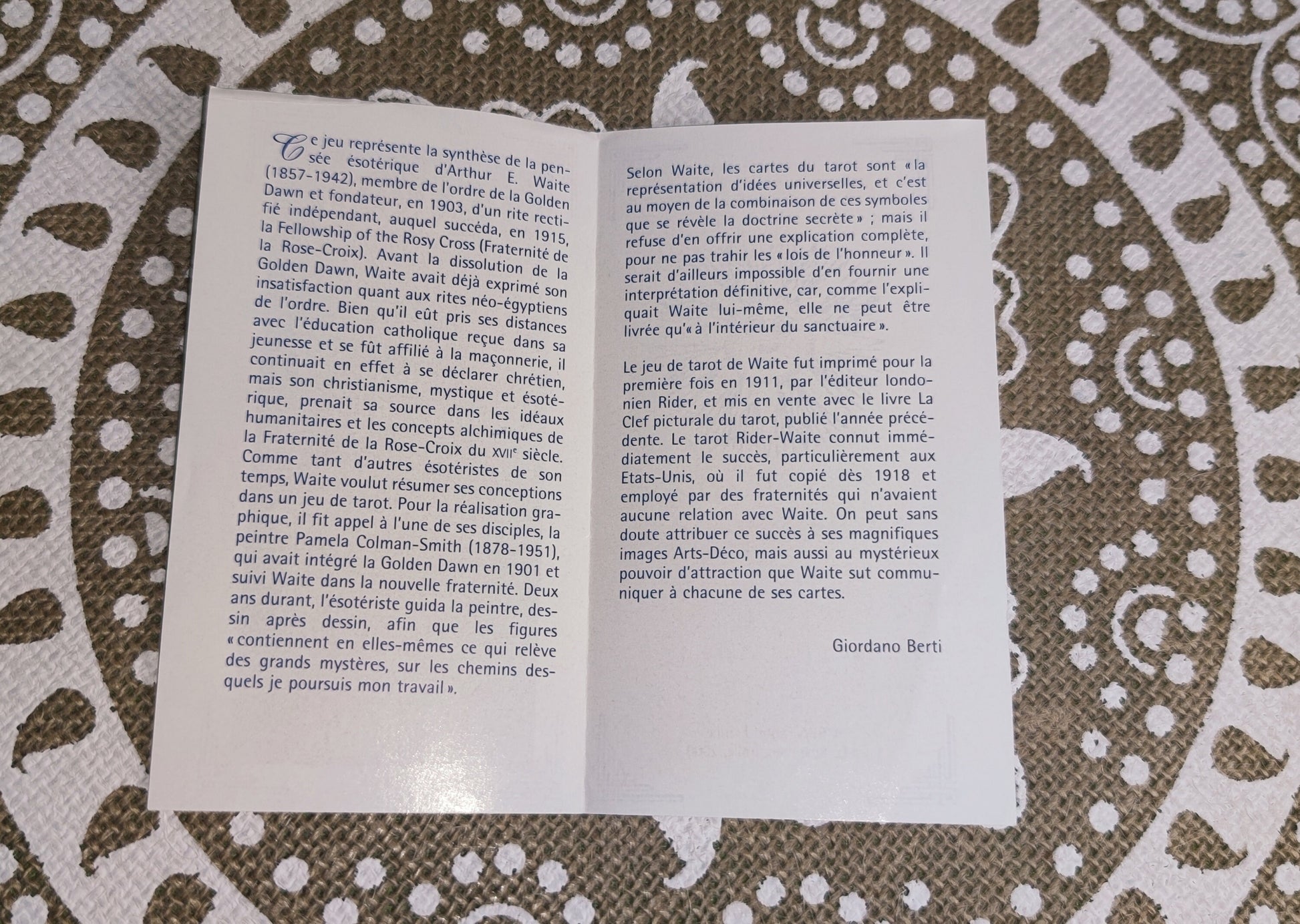 Universal tarot 2002 - Lo Scarabeo-gift-divination-cartomancy-clairvoyance-fortune telling- tarot deck-esotericism-divinatory guidance
