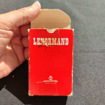 Petit Lenormand 1960/1970.La version la plus populaire du jeu de Mlle Lenormand est la version éditée par l'éditeur belge
"Carta Mundi" et qui comporte un
ensemble de cartes avec une
représentation picturale et un cours texte
décrivant la carte.