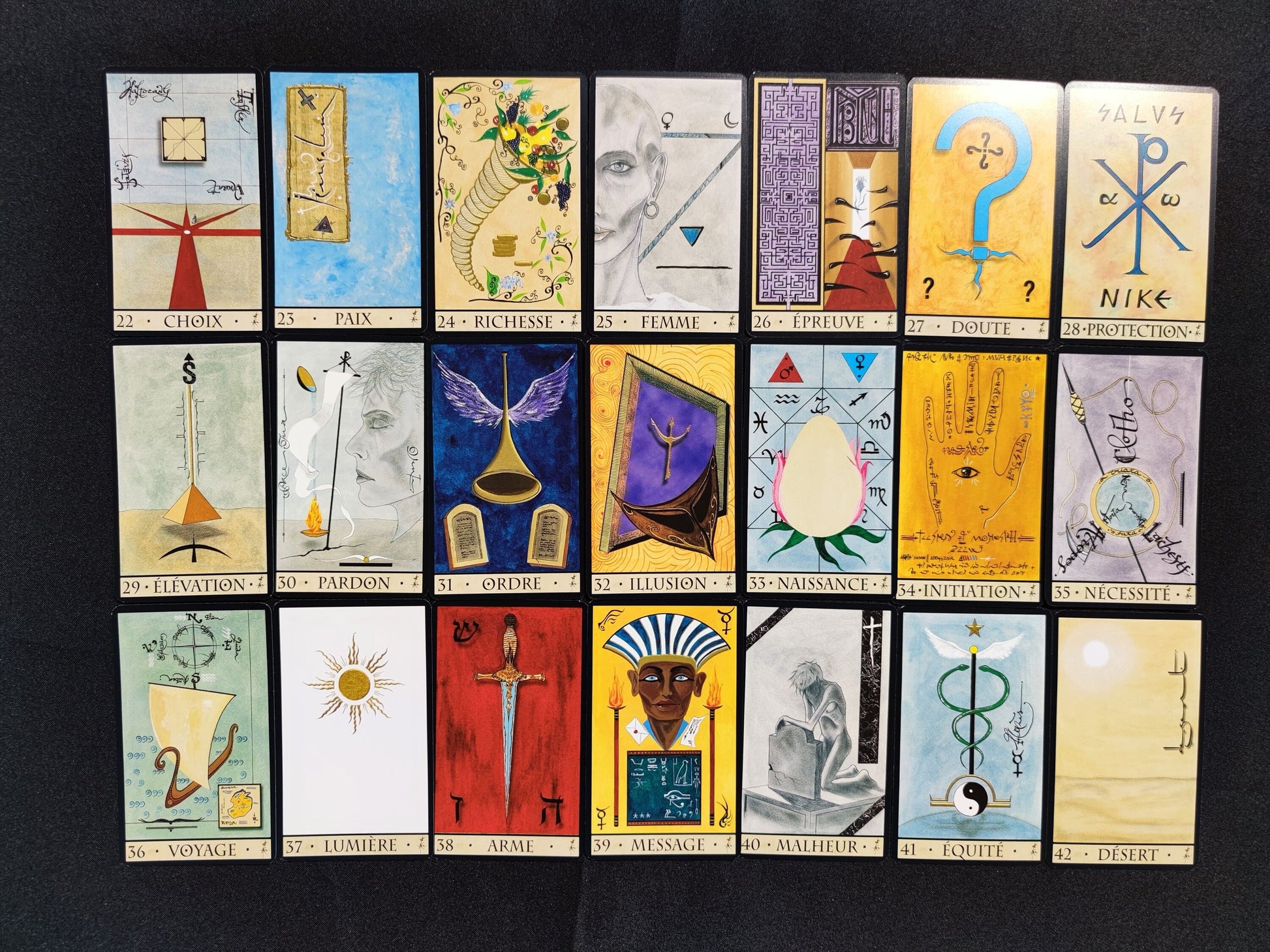 Cet Oracle a été créé par Dominique Duplaa "Éditions du Gange."
Ce jeu divinatoire n'est plus édité dans ce format.L’Oracle de la Triade est un jeu s’inspirant de la symbolique de philosophies et religions diverses : christianisme, judaïsme, astrologie, numérologie, alchimie, franc-maçonnerie, mythologies, kabbale, et aussi l’antiquité, l’Égypte ancienne, les traités de magie, la psychologie etc. Selon, l’auteur, ce jeu permet de cerner les problèmes matériels propres à notre dimension terrestre. 