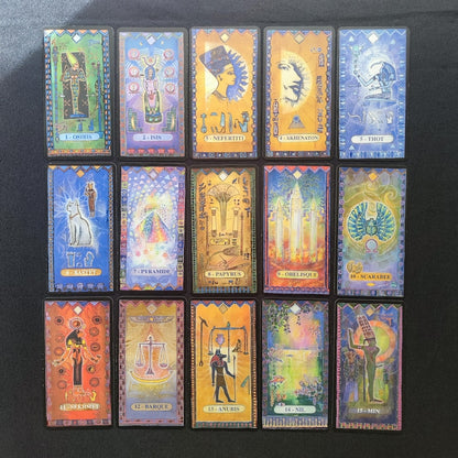 Cartes recto de l’Oracle égyptien de Femme Actuelle posées à plat.
