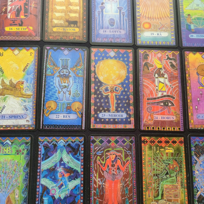 Plusieurs cartes de tarot divinatoire disposées à plat pour montrer leurs illustrations.