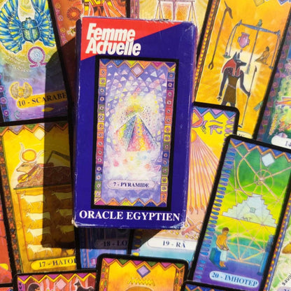 Vue d'ensemble du jeu Oracle Égyptien 2010 avec ses 58 cartes et le livret explicatif.