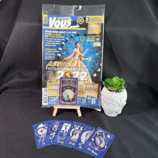 Oracle La Lune Bleue, magazine Vous et Votre Avenir n° 100 sous blister avec les 22 cartes sous blister ; cartes étalées d’un autre exemplaire pour illustrer le jeu.