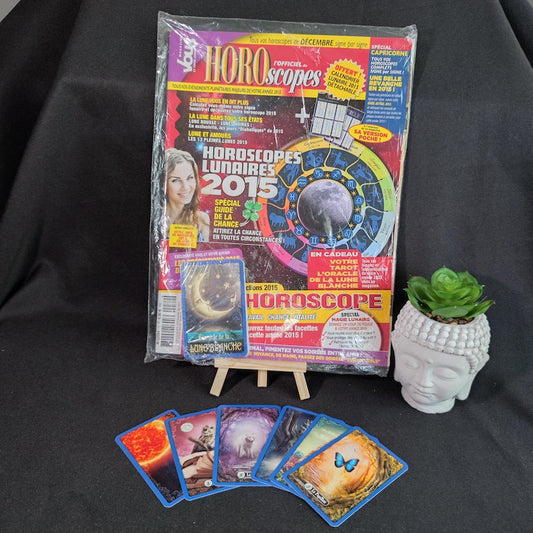Oracle de la Lune Blanche, magazine Vous et Votre Avenir avec jeu de 22 cartes sous blister et aperçu des cartes étalées.
