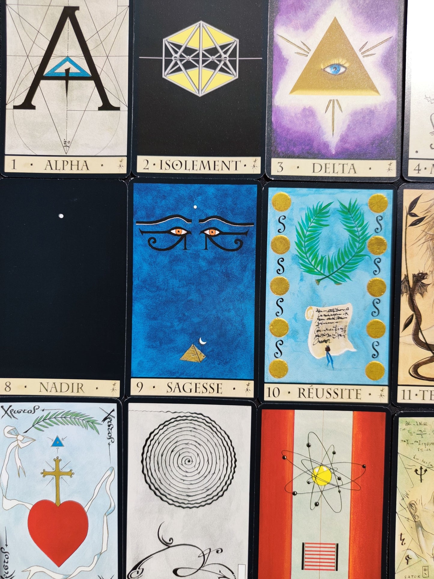 Cet Oracle a été créé par Dominique Duplaa "Éditions du Gange."
Ce jeu divinatoire n'est plus édité dans ce format.L’Oracle de la Triade est un jeu s’inspirant de la symbolique de philosophies et religions diverses : christianisme, judaïsme, astrologie, numérologie, alchimie, franc-maçonnerie, mythologies, kabbale, et aussi l’antiquité, l’Égypte ancienne, les traités de magie, la psychologie etc. Selon, l’auteur, ce jeu permet de cerner les problèmes matériels propres à notre dimension terrestre. 