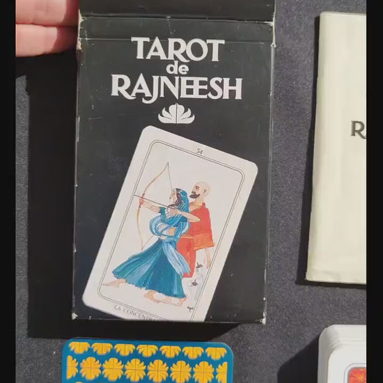 Vidéo du Tarot de Rajneesh 1996, montrant les 60 cartes du jeu mystique rare, avec un aperçu des illustrations spirituelles et des événements marquants de la vie des grands mystiques. La vidéo présente également le livret explicatif et l'état général du jeu, avec des détails sur les cartes et la boîte.