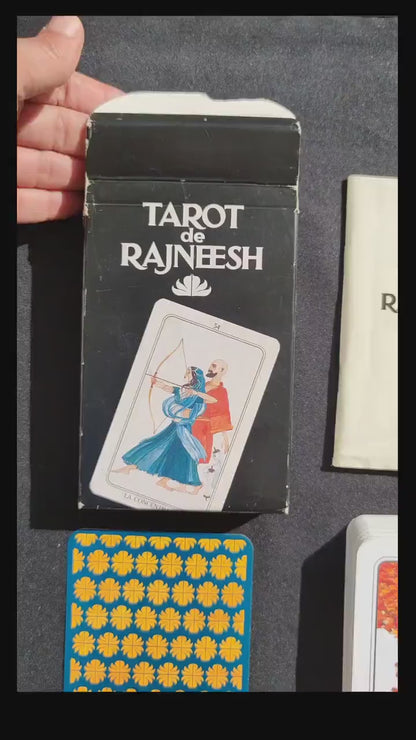 Vidéo du Tarot de Rajneesh 1996, montrant les 60 cartes du jeu mystique rare, avec un aperçu des illustrations spirituelles et des événements marquants de la vie des grands mystiques. La vidéo présente également le livret explicatif et l'état général du jeu, avec des détails sur les cartes et la boîte.